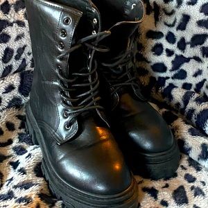 MIA BLACK CHUNKY ANKLE BOOT COMBAT SIZE 8M